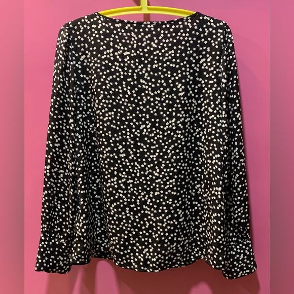 Express Black and White womens top full sleeve size US M Floral print - Picture 2 of 5
